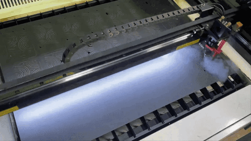 香りペーパーを製造する様子